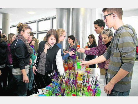 Die Saftbar ist er&ouml;ffnet: Am Carl-Spitzweg-Gymnasium wurden am letzten Schultag alkoholfreie Cocktails geschl&uuml;rft. foto: greif