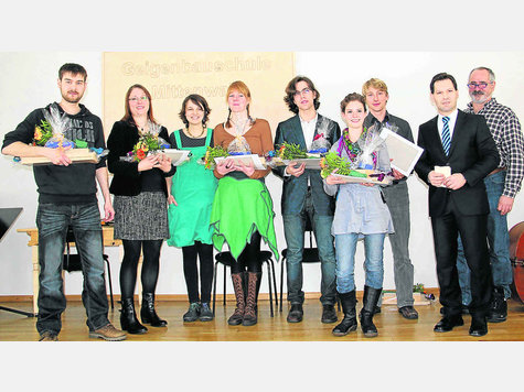 Ausgelernt haben (v.l.) Wsewolod Gornowskij, Ulrike Günter, Laura Loebner, Amrey Schaffeld, Philipp Lieberwirth, Kathrin Hügel und Gabriel Reinhold. Sie erhalten ihr Zeugnis von Schulleiter Frederik Habel (2.v.r.) und dessen Stellvertreter Georg Neuner (r.). foto: schandl Ausgelernt haben (v.l.) Wsewolod Gornowskij, Ulrike Günter, Laura Loebner, Amrey Schaffeld, Philipp Lieberwirth, Kathrin Hügel und Gabriel Reinhold. Sie erhalten ihr Zeugnis von Schulleiter Frederik Habel (2.v.r.) und dessen Stellvertreter Georg Neuner (r.). foto: schandl