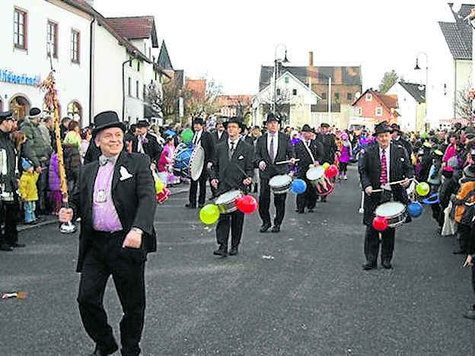 Der Stabführer geht vorweg: Erwin Zischka (hier bei einem Faschingszug in Nandlstadt vor wenigen Jahren) führt die Rentnerband seit 25 Jahren an. foto: fkn Der Stabführer geht vorweg: Erwin Zischka (hier bei einem Faschingszug in Nandlstadt vor wenigen Jahren) führt die Rentnerband seit 25 Jahren an. foto: fkn