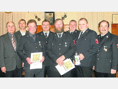 Ausgezeichnete Floriansjünger: (v. l.) Vize-Bürgermeister Hans Haberstetter, Feuerwehrreferent Hans Sommerer, Simon Lenz (40 Jahre Mitglied), Vorsitzender Josef Englmeier, Hans Selmaier (40 Jahre), Kreisbrandmeister Rudi Hohenadl, Christian Zillinger (25 Jahre) und Kommandant Valentin Waxenberger. Foto: Lang Ausgezeichnete Floriansjünger: (v. l.) Vize-Bürgermeister Hans Haberstetter, Feuerwehrreferent Hans Sommerer, Simon Lenz (40 Jahre Mitglied), Vorsitzender Josef Englmeier, Hans Selmaier (40 Jahre), Kreisbrandmeister Rudi Hohenadl, Christian Zillinger (25 Jahre) und Kommandant Valentin Waxenberger. Foto: Lang