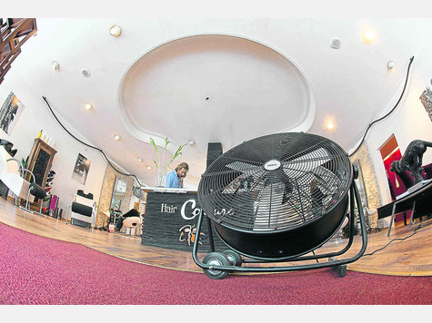 Gelbe Flecken zeugen vom hineingelaufenen Wasser: Mit einem Ventilator werden im Friseursalon Hair Couture Decken und Wände getrocknet. Foto: svj Gelbe Flecken zeugen vom hineingelaufenen Wasser: Mit einem Ventilator werden im Friseursalon Hair Couture Decken und Wände getrocknet. Foto: svj