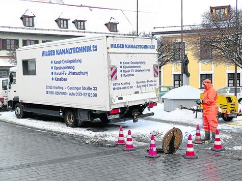 Die Arbeiten am Kanal vor dem Peitinger Rathaus. Foto: bas Die Arbeiten am Kanal vor dem Peitinger Rathaus. Foto: bas