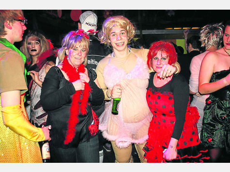 Beim Weiberfasching arbeiteten manche Herren der Schöpfung mit allen Tricks, um schon früher ins Bergwerk zu kommen. Beim Weiberfasching arbeiteten manche Herren der Schöpfung mit allen Tricks, um schon früher ins Bergwerk zu kommen.