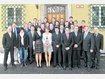 Die frisch gebackenen Meister mit (v.li.): Schulleiter Arnulf Kleinle, Stellvertreter Henrik Passmann, Fachlehrerin Gisela Wuschko sowie (v.re.) Vize-Landesinnungsmeister Manfred Gebel und Gesch&auml;ftsf&uuml;hrer Wolfgang Filter. Foto: sauer