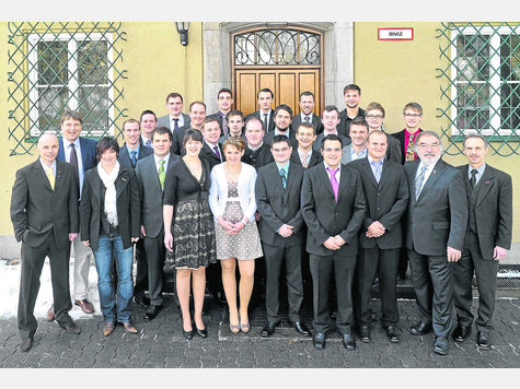 Die frisch gebackenen Meister mit (v.li.): Schulleiter Arnulf Kleinle, Stellvertreter Henrik Passmann, Fachlehrerin Gisela Wuschko sowie (v.re.) Vize-Landesinnungsmeister Manfred Gebel und Gesch&auml;ftsf&uuml;hrer Wolfgang Filter. Foto: sauer