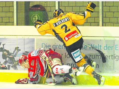 Engagiert im Derby: Peitings Robin Slanina (links) wird beim 5:4 des ECP vom Tölzer Florian Kolacny bedrängt. foto: df Engagiert im Derby: Peitings Robin Slanina (links) wird beim 5:4 des ECP vom Tölzer Florian Kolacny bedrängt. foto: df