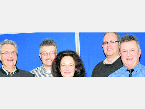Die neue Vorstandschaft des Team Straßenfest (v.l.): Ehrenmitglied Siegfried D. Nikisch, Schriftführer Michael Baier, 1. Vorsitzende Iris Zink, 2. Vorsitzender Harald Bräu und Kassier Andreas Zink. Foto: Erbse Die neue Vorstandschaft des Team Straßenfest (v.l.): Ehrenmitglied Siegfried D. Nikisch, Schriftführer Michael Baier, 1. Vorsitzende Iris Zink, 2. Vorsitzender Harald Bräu und Kassier Andreas Zink. Foto: Erbse