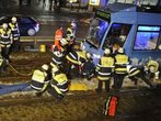 Frau unter Tram eingequetscht