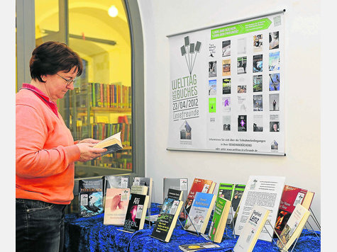 Ein Tisch mit den Auswahl-Titeln zur Aktion &bdquo;Lesefreunde&ldquo; ist in der Gemeindeb&uuml;cherei Holzkirchen aufgebaut. Hier l&auml;sst sich schon vorab schm&ouml;ckern. Foto: Thomas Plettenberg