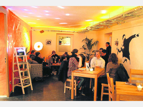 Warme Orange-T&ouml;ne und ein einheitliches Mobiliar machen das Caf&eacute; im Jugendzentrum Erding zu einem beliebten Treffpunkt. foto: macht