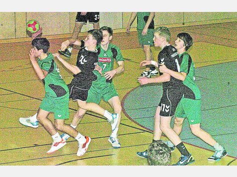 Aufmerksam in der Abwehr und stark im Kontern sind die Leistungsträger der Altenerdinger C-Junioren (grüne Dressen, v. l.) Simon Lang, Maxi Arnold und Quirin Huber. foto;: kressierer Aufmerksam in der Abwehr und stark im Kontern sind die Leistungsträger der Altenerdinger C-Junioren (grüne Dressen, v. l.) Simon Lang, Maxi Arnold und Quirin Huber. foto;: kressierer