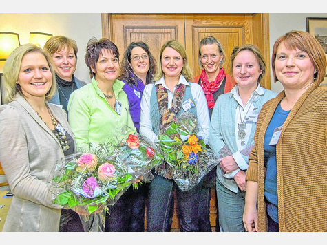 Die F&uuml;hrungsriege der Freisinger Unternehmerfrauen (v. l.): Birgit Baumann (Beisitzerin), Claudia Beil (Regionalbeauftragte der Mitgliederfrauen im Landesverband), Andrea Ettl (Schriftf&uuml;hrerin), Michaela Niedermayer (Dritte Vorsitzende), Claudia Scheffzick (Zweite Vorsitzende), Christine Hohlenburger (Beisitzerin), Sonia Kieslinger (Kassenpr&uuml;ferin) und Claudia Baumann (Schatzmeisterin). Nicht auf dem Foto: Vorsitzende Angelika Huber. Foto: Martin