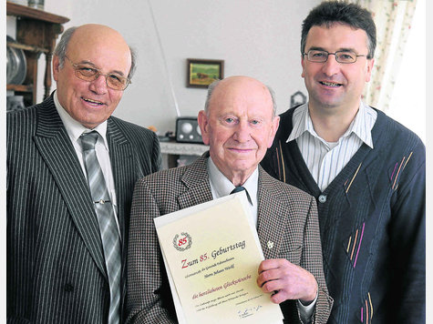 Glückwünsche überbrachten Johann Weckl Bürgermeister Rudi Jengkofer (l.) und Pfarrer Christoph Rudolph. Foto: Lehmann Glückwünsche überbrachten Johann Weckl Bürgermeister Rudi Jengkofer (l.) und Pfarrer Christoph Rudolph. Foto: Lehmann