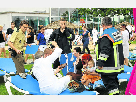Einer der größten Einsätze für die Feuerwehr Altenerding im Jahr 2011: der Gasunfall in der Therme Erding am 10. Juni mit über 30 Verletzten, Dutzenden Rettungskräften und zwei Helikoptern. Foto: (ham) Einer der größten Einsätze für die Feuerwehr Altenerding im Jahr 2011: der Gasunfall in der Therme Erding am 10. Juni mit über 30 Verletzten, Dutzenden Rettungskräften und zwei Helikoptern. Foto: (ham)