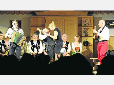 Setzten beim Holzwirt in Ascholding auf Alt-Bewährtes: Moderatorin Traudi Siferlinger, die Couplet-AG und die Tanngrindler Musikanten. Foto: Hans Lippert Setzten beim Holzwirt in Ascholding auf Alt-Bewährtes: Moderatorin Traudi Siferlinger, die Couplet-AG und die Tanngrindler Musikanten. Foto: Hans Lippert