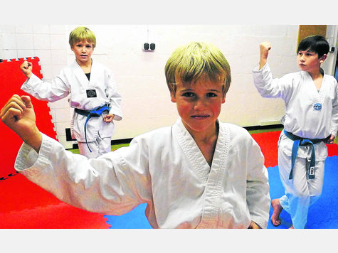Drei F&auml;uste f&uuml;r Vaterstetten. Diese Taekwondoka profitieren von der Zusammenarbeit mit dem AWO Jugendzentrum Vaterstetten. foto: kn
