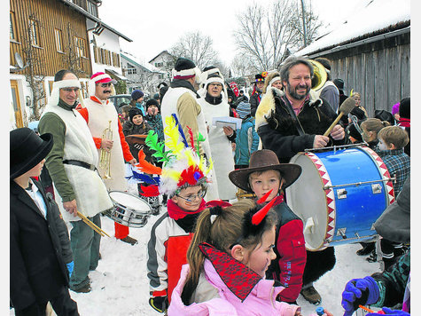 Stimmung herrschte auf Raistings Stra&szlig;en beim Kinderumzug. foto: Straub