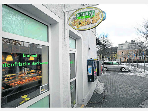 Die Müller-Brot-Filiale in Kirchseeon: „Man sagt uns nichts. Wenn wir etwas hören, dann nur das, was schon in der Zeitung stand“, so eine Verkäuferin. Foto: Jürgen Rossmann Die Müller-Brot-Filiale in Kirchseeon: „Man sagt uns nichts. Wenn wir etwas hören, dann nur das, was schon in der Zeitung stand“, so eine Verkäuferin. Foto: Jürgen Rossmann