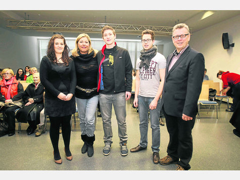 Vorpremiere in Markt Schwaben: Die Schülerin Sophia Weikel, Filmemacherin Beatrice Sonhüter, die Schüler Max Wieser und Fabian Dietz sowie Lehrer Heinrich Mayer. Der Film wird am 30. April im Bayerischen Fernsehen gezeigt. Foto: dz Vorpremiere in Markt Schwaben: Die Schülerin Sophia Weikel, Filmemacherin Beatrice Sonhüter, die Schüler Max Wieser und Fabian Dietz sowie Lehrer Heinrich Mayer. Der Film wird am 30. April im Bayerischen Fernsehen gezeigt. Foto: dz
