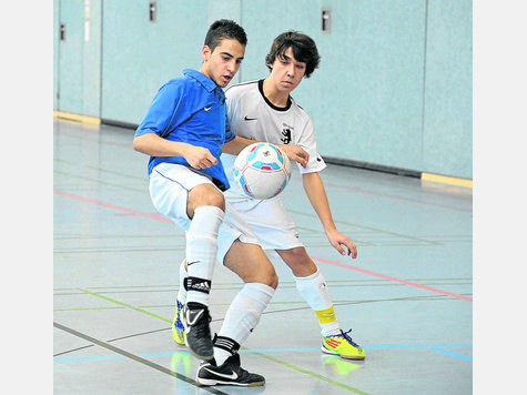 Duell um den Ball und den Finaleinzug zwischen Baldham (Abu Hantash, l.) und Grafing (Dominik Kaupa). foto: jro Duell um den Ball und den Finaleinzug zwischen Baldham (Abu Hantash, l.) und Grafing (Dominik Kaupa). foto: jro