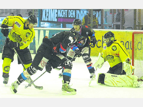 Immer brandgef&auml;hrlich: Dorfens Angreifer tauchten wiederholt vor Schongaus Keeper Max Bergmann auf, der aber eine Nullrunde feierte. foto: df
