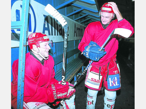 Immer zu einem Scherz aufgelegt: Peitings Kontingentspieler Milos Vavrusa (links) und Premysl Sedlak, über dessen Einsatz gegen die Passau Black Hawks erst nach dem gestrigen abendlichen Training entschieden wurde. foto: df Immer zu einem Scherz aufgelegt: Peitings Kontingentspieler Milos Vavrusa (links) und Premysl Sedlak, über dessen Einsatz gegen die Passau Black Hawks erst nach dem gestrigen abendlichen Training entschieden wurde. foto: df