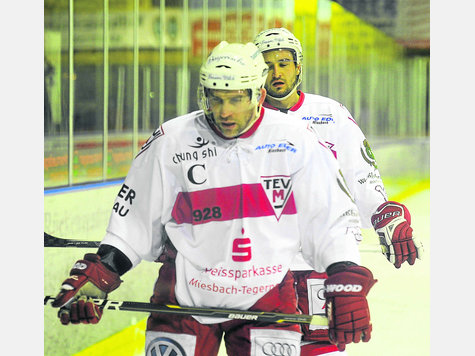 Bedient: F&uuml;r Kapit&auml;n Florian Leitner (vorne) und Andreas Veicht ist die Saison so gut wie gelaufen. Das Halbfinale ist nur noch rechnerisch m&ouml;glich. foto: thomas plettnberg