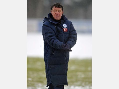 Dick eingepackt gab Otto Rehhagel im dichten Berliner Schneetreiben nach mehr als elf Jahren sein Comeback auf einem Bundesliga-Trainingsplatz.