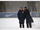 Dick eingepackt gab Otto Rehhagel im dichten Berliner Schneetreiben nach mehr als elf Jahren sein Comeback auf einem Bundesliga-Trainingsplatz.