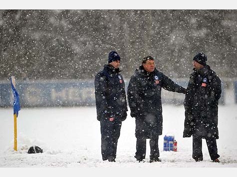 Dick eingepackt gab Otto Rehhagel im dichten Berliner Schneetreiben nach mehr als elf Jahren sein Comeback auf einem Bundesliga-Trainingsplatz.