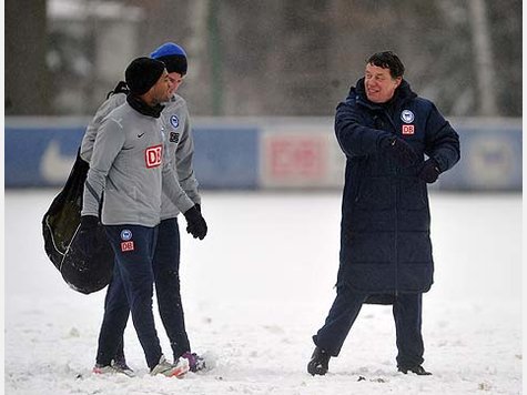 Dick eingepackt gab Otto Rehhagel im dichten Berliner Schneetreiben nach mehr als elf Jahren sein Comeback auf einem Bundesliga-Trainingsplatz.