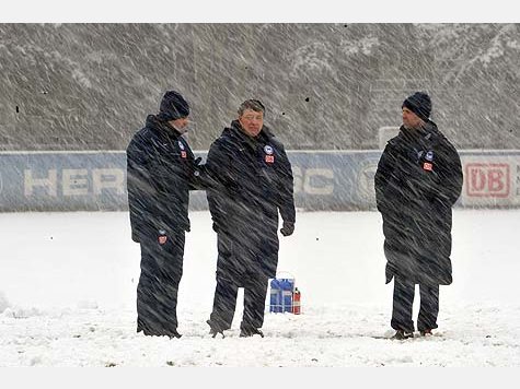 Dick eingepackt gab Otto Rehhagel im dichten Berliner Schneetreiben nach mehr als elf Jahren sein Comeback auf einem Bundesliga-Trainingsplatz.