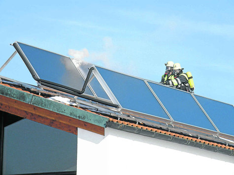 Mit Atemschutz n&auml;herten sich die Brandsch&uuml;tzer der dampfenden Solaranlage. foto: jvr