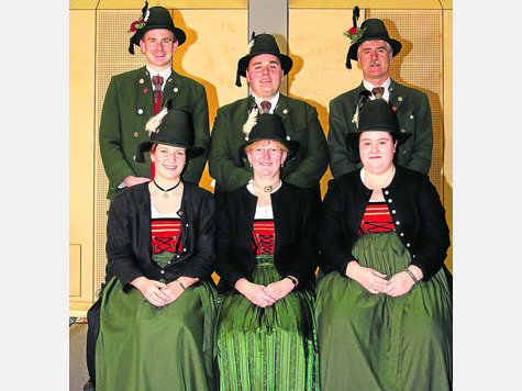 Die Verantwortlichen der P&ouml;ckinger Blaskapelle (v.v.l.): Kathrin Erhard, B&auml;rbel M&ouml;rtl und Kathrin Eggenhofer sowie (h.v.l.) Martin Messner, Martin Engesser und Helmuth Hirn. Foto: fkn