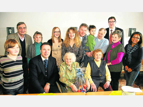 Im Kreis ihrer Kinder und Enkel feierte Berta Weber ihren 95. Geburtstag in der Wartenberger Klinik, in der sie erst zwei Stunden zuvor nach einer Operation ihr Zimmer bezogen hatte. Auch Willi Scheib (hinten, l.), Landrat Martin Bayerstorfer (hinten, r.) und Erdings Bürgermeister Max Gotz (vorne, 2. v. l.) gratulierten. Foto: albrecht Im Kreis ihrer Kinder und Enkel feierte Berta Weber ihren 95. Geburtstag in der Wartenberger Klinik, in der sie erst zwei Stunden zuvor nach einer Operation ihr Zimmer bezogen hatte. Auch Willi Scheib (hinten, l.), Landrat Martin Bayerstorfer (hinten, r.) und Erdings Bürgermeister Max Gotz (vorne, 2. v. l.) gratulierten. Foto: albrecht