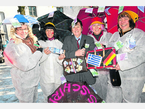 Mit Rettungsschirm und Ouzospritzen: (v.l.) Monika, Helga, Johanna, Evi und Hannerl aus Siegertsbrunn. Mit Rettungsschirm und Ouzospritzen: (v.l.) Monika, Helga, Johanna, Evi und Hannerl aus Siegertsbrunn.