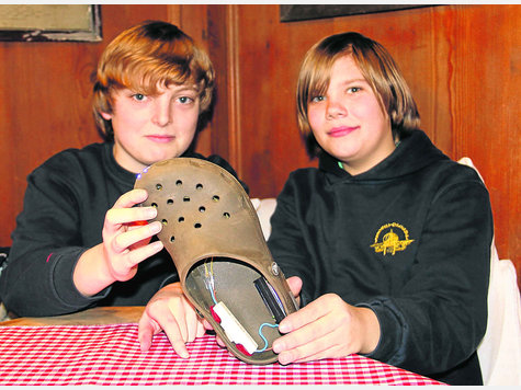 Ein Schuh, der leuchtet: Johannes Mylius (l.) und Philip Voß mit einer Erfindung. Foto: Schandl Ein Schuh, der leuchtet: Johannes Mylius (l.) und Philip Voß mit einer Erfindung. Foto: Schandl