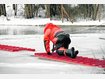 Mit roten Rettungsleitern fischten Rizzo und ein weiterer Passant die eingebrochenen Buben aus dem Ortspark-See in Unterhaching. foto: fkn