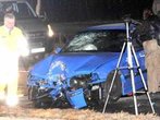 Zu schnell: Pkw prallt gegen Laterne und Auto