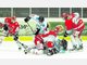 Dem Gegner haushoch &uuml;berlegen: Mit 7:1 bezwang der EC Peiting die Passau Black Hawks und demonstrierte dabei seine bessere Klasse. Michael Kreitl (vorne am Boden) traf zum 2:1. Links Premysl Sedlak, rechts Anton Saal. foto: df