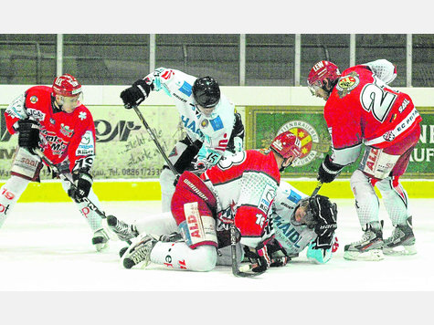Dem Gegner haushoch überlegen: Mit 7:1 bezwang der EC Peiting die Passau Black Hawks und demonstrierte dabei seine bessere Klasse. Michael Kreitl (vorne am Boden) traf zum 2:1. Links Premysl Sedlak, rechts Anton Saal. foto: df Dem Gegner haushoch überlegen: Mit 7:1 bezwang der EC Peiting die Passau Black Hawks und demonstrierte dabei seine bessere Klasse. Michael Kreitl (vorne am Boden) traf zum 2:1. Links Premysl Sedlak, rechts Anton Saal. foto: df