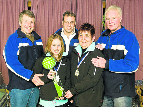 Strahlende Vizemeister: Das P&auml;hler Mixedteam (v. li. Georg Kolahsa, Sandra Hawel, Josef Reitberger, Elke Tafertshofer, Waldemar Hawel) hat durch seinen zweiten Platz Startrecht beim deutschen Pokal. gro
