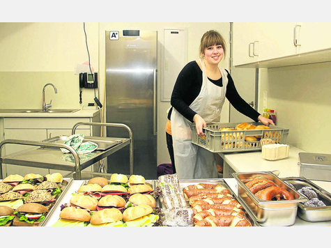 Hat vor allem Gesundes im Pausen-Angebot: Studentin Julia Gabel betreut den neuen Kiosk in der Kerschensteiner Schule. foto: Greif Hat vor allem Gesundes im Pausen-Angebot: Studentin Julia Gabel betreut den neuen Kiosk in der Kerschensteiner Schule. foto: Greif