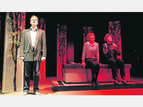 Der junge Bariton Benedikt Eder (l.) tritt in traumartigen Sequenzen als junger Ralph auf. Den alten mimt Willi H&ouml;rmann (r.). Er sitzt auf einer Parkbank und umgarnt die elegant-sch&ouml;ne Carol (Irma Wachter). foto: greif