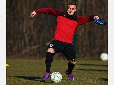 Im Training vor dem Achtelfinal-Hinspiel in der Champions League gegen den FC Bayern beweist Xherdan Shaqiri seine Polyvalenz (zu deutsch: Vielseitigkeit, Vielwertigkeit). Und diese bezieht sich nicht nur auf Fußball. Auch beim Speerwerfen macht der kommende FC-Bayern-Spieler eine gute Figur. Im Training vor dem Achtelfinal-Hinspiel in der Champions League gegen den FC Bayern beweist Xherdan Shaqiri seine Polyvalenz (zu deutsch: Vielseitigkeit, Vielwertigkeit). Und diese bezieht sich nicht nur auf Fußball. Auch beim Speerwerfen macht der kommende FC-Bayern-Spieler eine gute Figur.