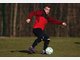 Im Training vor dem Achtelfinal-Hinspiel in der Champions League gegen den FC Bayern beweist Xherdan Shaqiri seine Polyvalenz (zu deutsch: Vielseitigkeit, Vielwertigkeit). Und diese bezieht sich nicht nur auf Fu&szlig;ball. Auch beim Speerwerfen macht der kommende FC-Bayern-Spieler eine gute Figur.