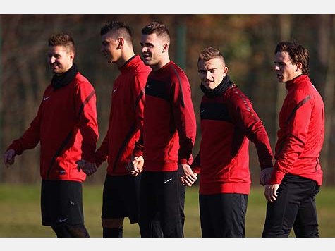 Im Training vor dem Achtelfinal-Hinspiel in der Champions League gegen den FC Bayern beweist Xherdan Shaqiri seine Polyvalenz (zu deutsch: Vielseitigkeit, Vielwertigkeit). Und diese bezieht sich nicht nur auf Fu&szlig;ball. Auch beim Speerwerfen macht der kommende FC-Bayern-Spieler eine gute Figur.