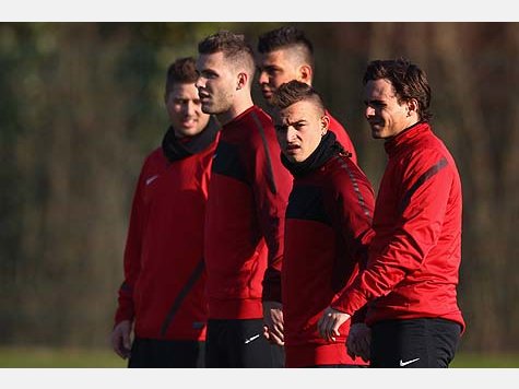 Im Training vor dem Achtelfinal-Hinspiel in der Champions League gegen den FC Bayern beweist Xherdan Shaqiri seine Polyvalenz (zu deutsch: Vielseitigkeit, Vielwertigkeit). Und diese bezieht sich nicht nur auf Fu&szlig;ball. Auch beim Speerwerfen macht der kommende FC-Bayern-Spieler eine gute Figur.