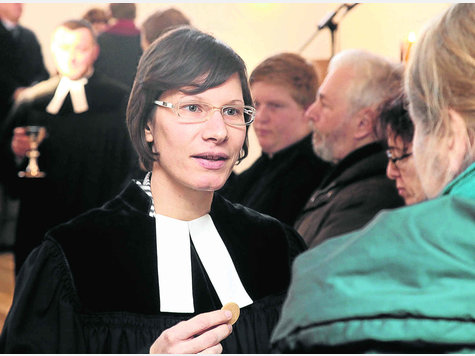 Herzlich aufgenommen wurde Pfarrerin zur Anstellung Meye Hoesch de Orellana in der evangelischen Gemeinde Foto: leh Herzlich aufgenommen wurde Pfarrerin zur Anstellung Meye Hoesch de Orellana in der evangelischen Gemeinde Foto: leh