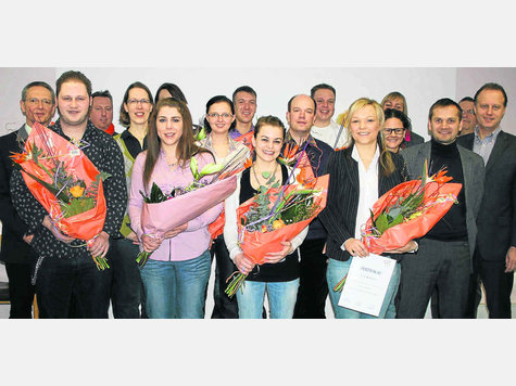 Freuen sich über den erfolgreichen Abschluss der Zusatzausbildung: Kursleiter Karl Heinz Kaiser, Michael Weber, Joachim Filser-Blasig, Lehrerin Nelleke Jakob, Ulrike Halemba, Fanny Coutelle (hinten), Birgit Fischer, Philipp Leupolt, Susanne Leicht, Christian Kaniber, Andreas Hast, Tina Wohlrath, Dozentin/Rechtsanwältin Simone Leichmann, Dozentin/Kompetenztrainerin/Coach Petra Bauhofer, Stellvertretender Pflegedienstleiter Axel Wagner, Schulleiter Florian Scherz (hinten), Klinik-Geschäftsführer Dr. Harald Schrödel (v. l.). Foto: fkn Freuen sich über den erfolgreichen Abschluss der Zusatzausbildung: Kursleiter Karl Heinz Kaiser, Michael Weber, Joachim Filser-Blasig, Lehrerin Nelleke Jakob, Ulrike Halemba, Fanny Coutelle (hinten), Birgit Fischer, Philipp Leupolt, Susanne Leicht, Christian Kaniber, Andreas Hast, Tina Wohlrath, Dozentin/Rechtsanwältin Simone Leichmann, Dozentin/Kompetenztrainerin/Coach Petra Bauhofer, Stellvertretender Pflegedienstleiter Axel Wagner, Schulleiter Florian Scherz (hinten), Klinik-Geschäftsführer Dr. Harald Schrödel (v. l.). Foto: fkn